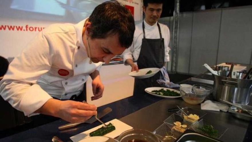 El cocinero grovense Javier Olleros, durante sus charlas en Gerona.  // Fòrum / Pere Durán