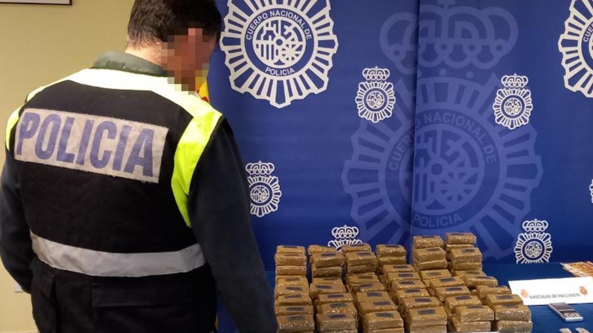 Golpe al tráfico de drogas en Gijón: dos detenidos y más de 15 kilos de hachís provenientes de Málaga.