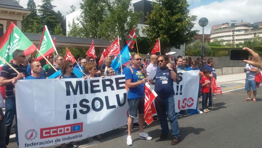 Los trabajadores de Mieres Tubos se manifiestan en Vitoria.