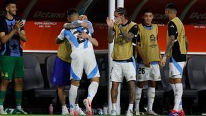 Lautaro y Messi celebran un gol ante Perú