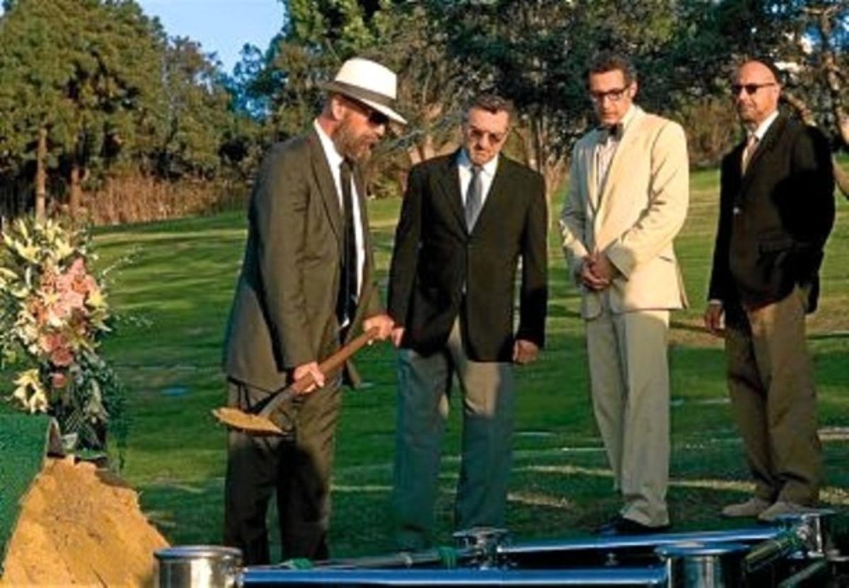 REFLEXIÓ I ACCIÓ. Bruce Willis, Robert De Niro, John Turturro i Stanley Tucci, en una escena d’’Algo pasa en Hollywood’. REFLEXIÓ I ACCIÓ. Bruce Willis, Robert De Niro, John Turturro i Stanley Tucci, en una escena d’’Algo pasa en Hollywood’.