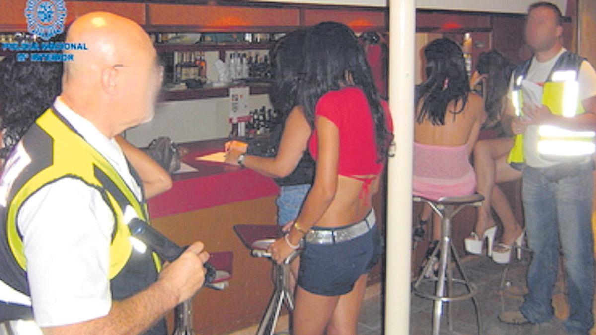 Agentes de la Policía Nacional, durante una inspección en un bar de alterne de Palma.