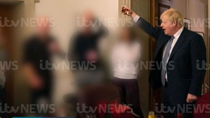 Noves fotos del «partygate» mostren Johnson brindant  a Downing Street