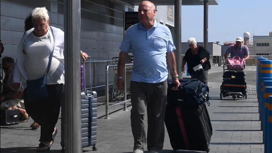 Turistas llegan al aeropuerto de Gran Canaria.