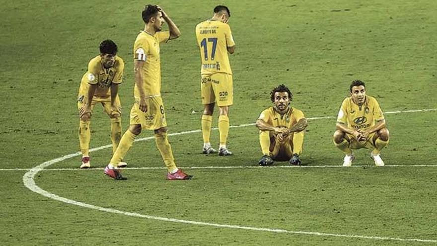 Óscar Gil, Villapalos, Alberto Gil, Peris y David Haro tras la tanda de penaltis ante el Cartagena.