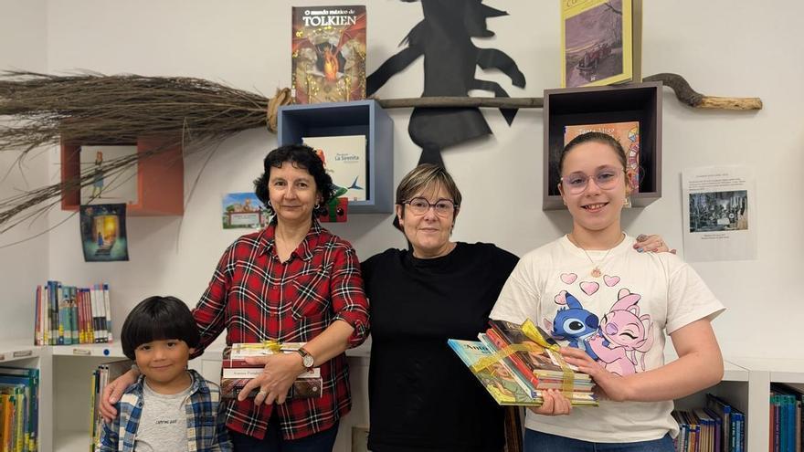 Lalín entrega los lotes de libros a los ganadores del sorteo de la Biblioteca Varela Jácome