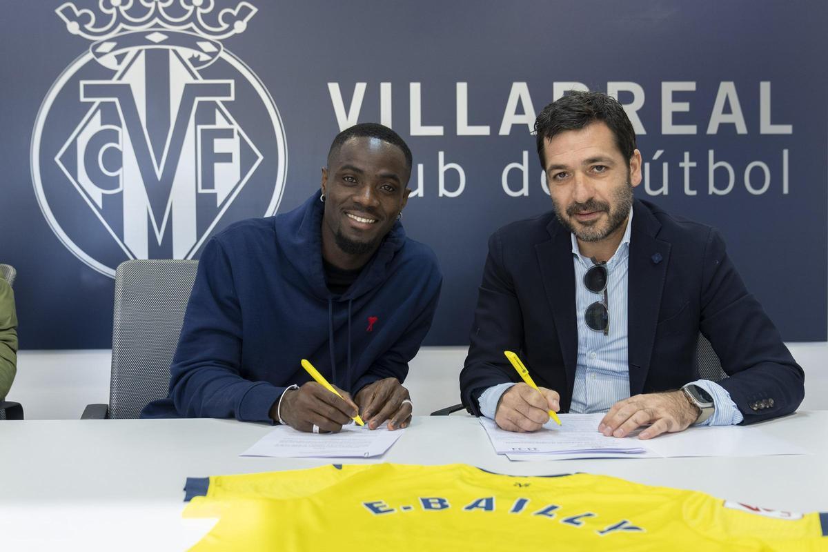 Bailly durante la firma de su contrato junto a Fernando Roig Negueroles.