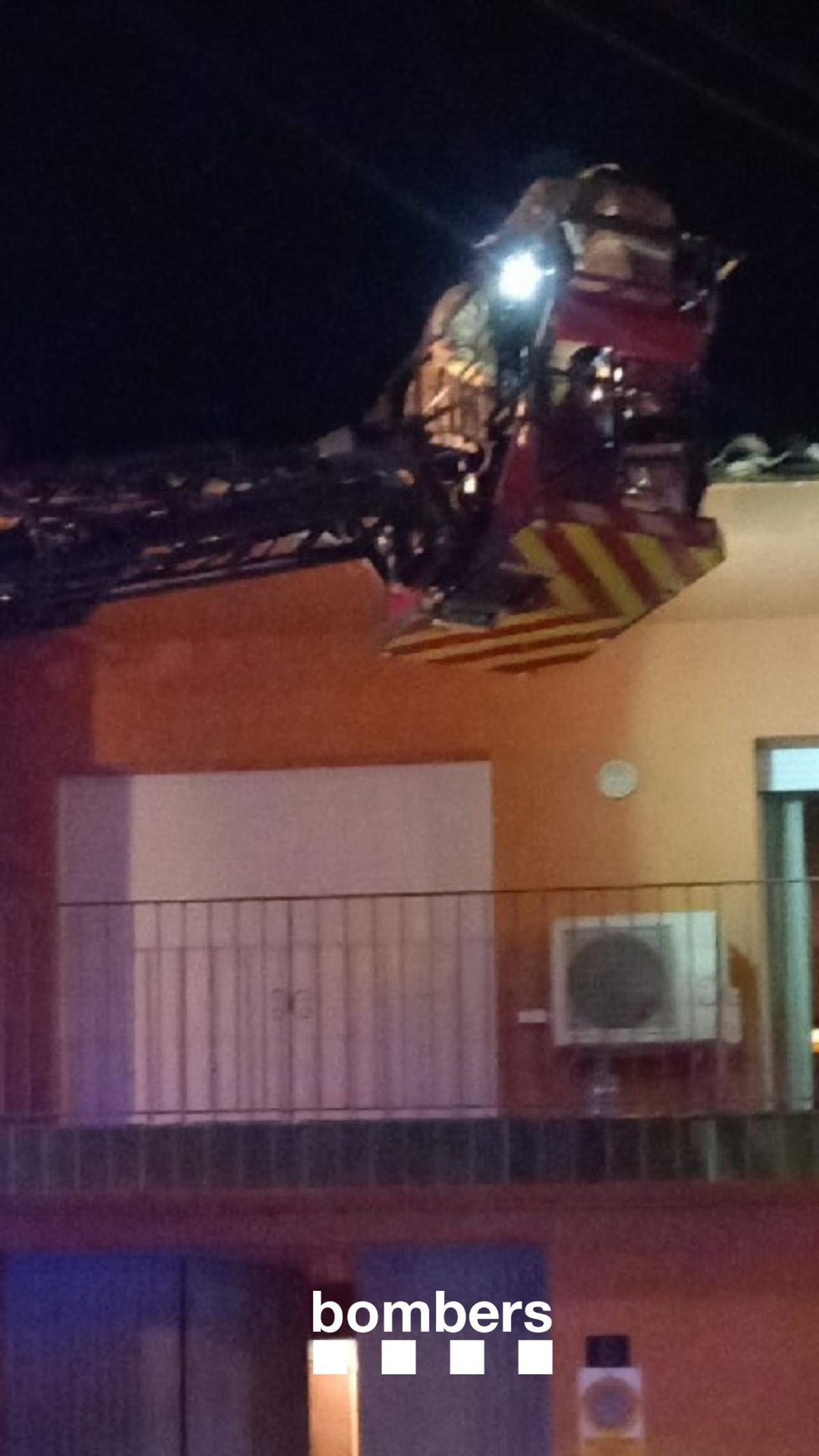 Els Bombers treballant al teulat de la casa de Palafrugell.