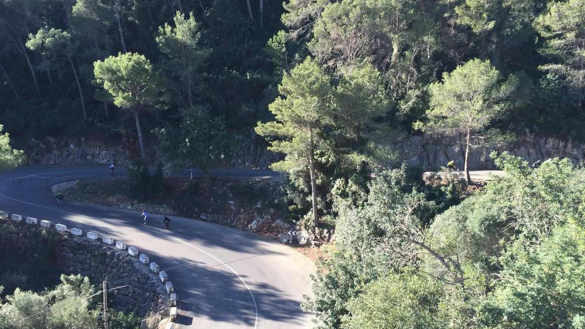 Los ciclistas suben por el puerto de la Vall d&#039;Ebo, uno de los más exigentes de la Marina Alta