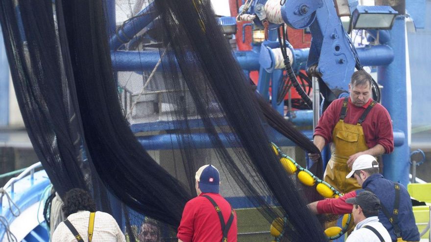 Marineros se preparan para salir a faenar en el puerto de A Coruña. | Carlos Pardellas