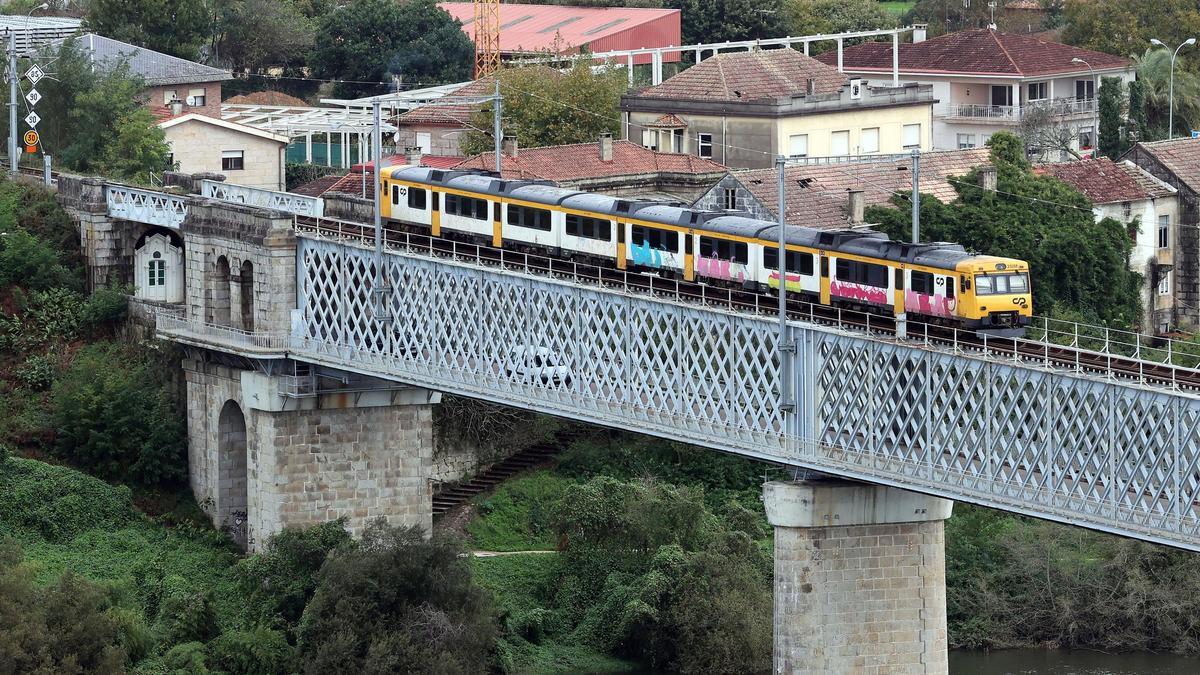 El Tren Celta entre Vigo y Oporto a su paso por el puente internacional del Miño