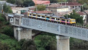El Tren Celta entre Vigo y Oporto a su paso por el puente internacional del Miño