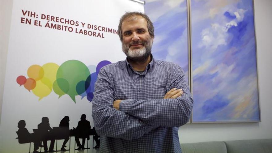 Miguel Ángel Ramiro: &quot;¿Por qué no va a poder ser una persona con VIH guardia civil?&quot;