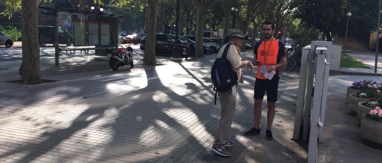 Un voluntario ayuda a uno de los asistentes al congreso.