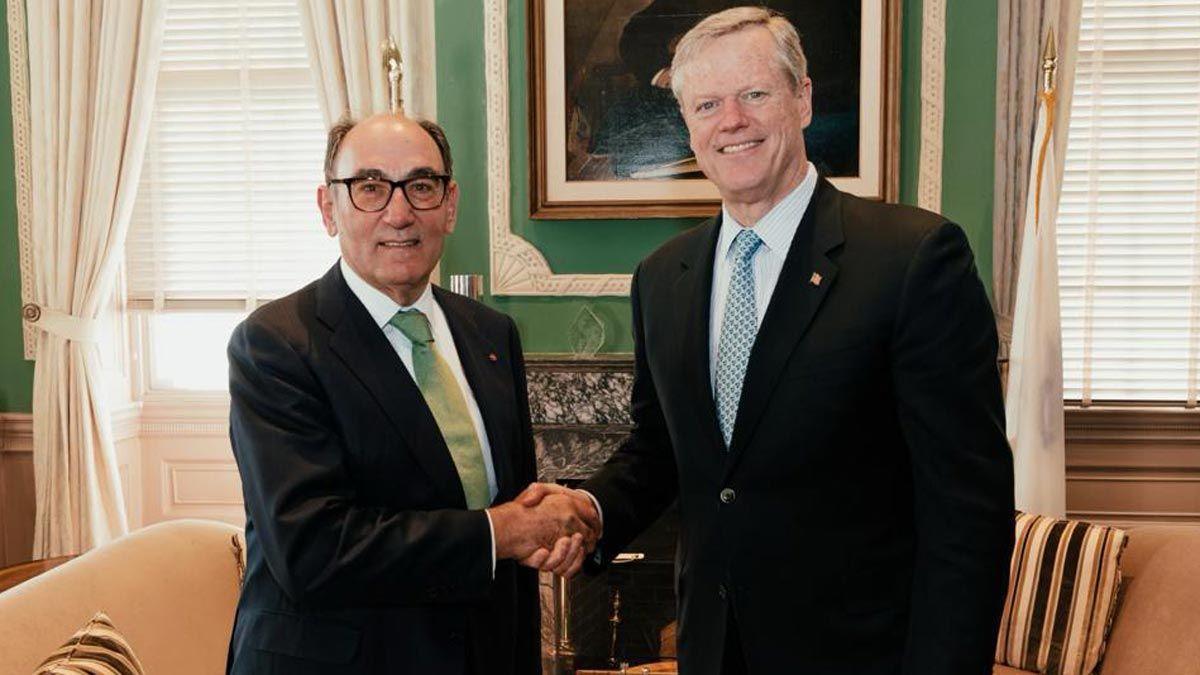 El presidente de Iberdrola, Ignacio Sánchez Galán (izquierda), con el gobernador de Massachusetts, Carlie Baker.