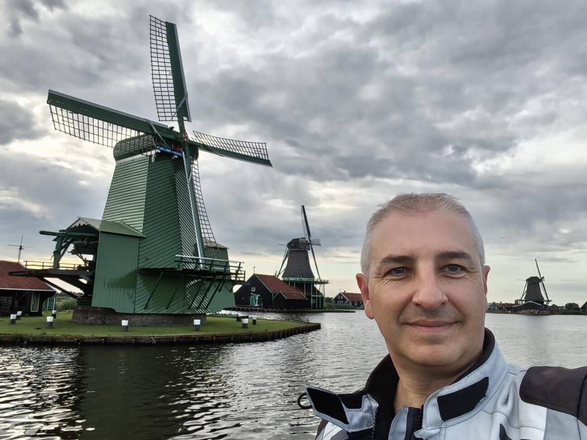 El zamorano Alejandro Moralejo en la ruta en moto de este verano que realiza en solitario y le lleva al norte de Europa recorriendo cientos de kilómetros cada día.