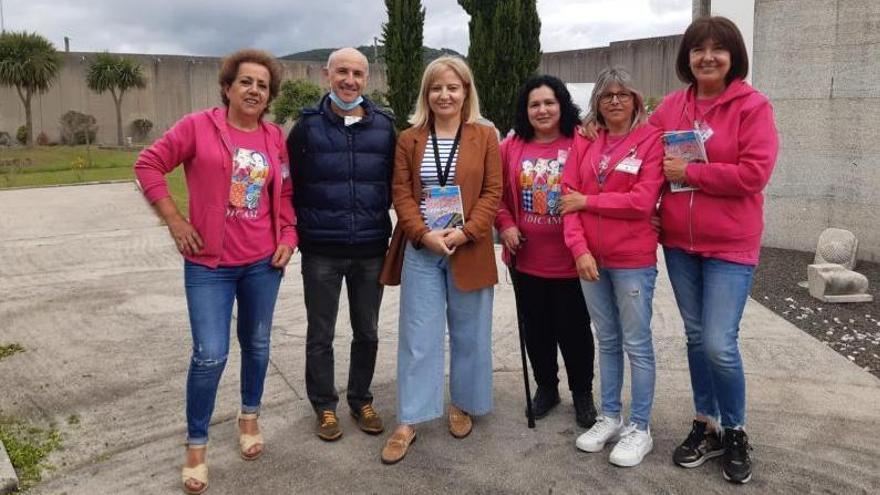 Las voluntarias con la directora del centro y el educador social.  // Adicam