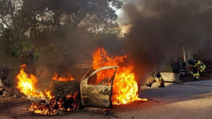 Arde un coche en Cap Martinet |  BOMBEROS DE EIVISSA