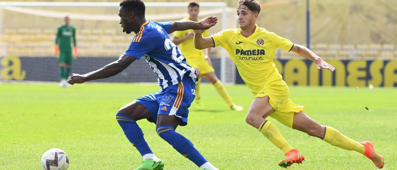 Sabit conduce el balón ante la mirada del mediocentor vila-realense Carlo Adriano, autor de un gol.