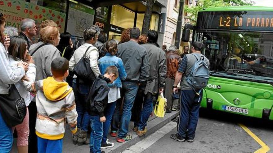 Els busos urbans, gratuïts durant la jornada, s&#039;omplen per anar al centre