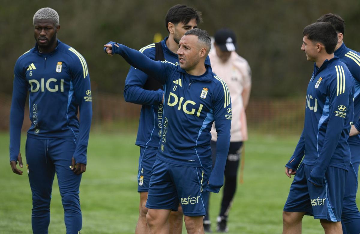 Cazorla, en primer término, con Sibo, Costas y Thiago Fernández, ayer en El Requexón. | ELOY ALONSO  / EFE