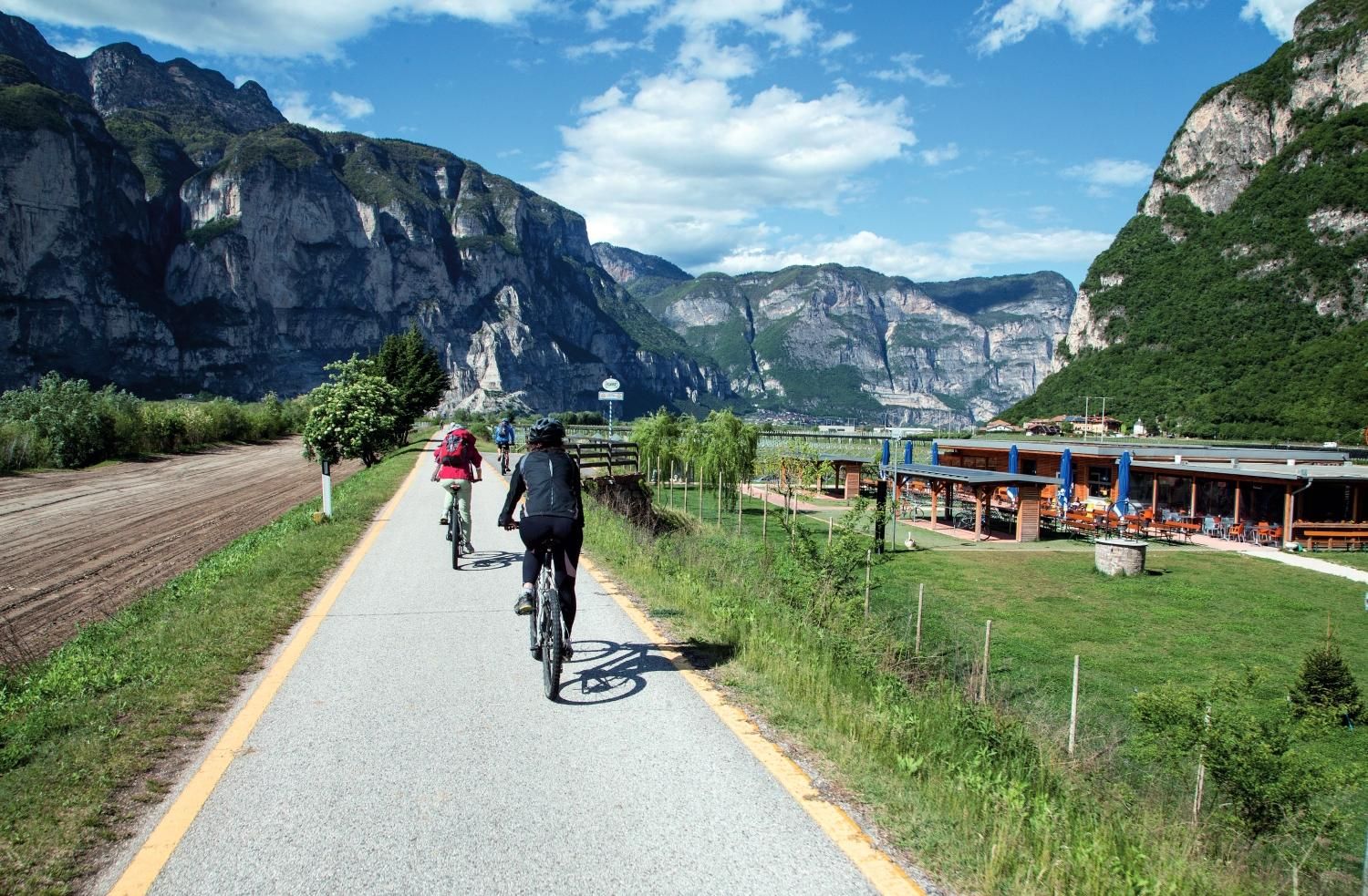 Bicigrill junto a un carril bici de la región.