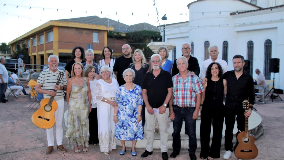 Participantes del encuentro poético en la Plaza de la Ermita