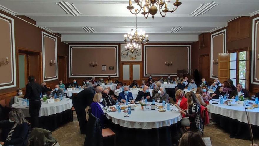 Asistentes al desayuno solidario, a favor de Cáritas, que tuvo lugar en el Liceo. |   // CEDIDA