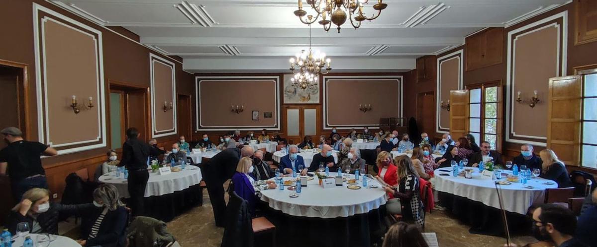 Asistentes al desayuno solidario, a favor de Cáritas, que tuvo lugar en el Liceo. |   // CEDIDA