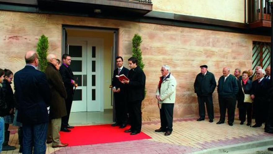 El párroco de Monfarracinos durante la bendición del nuevo Ayuntamiento.