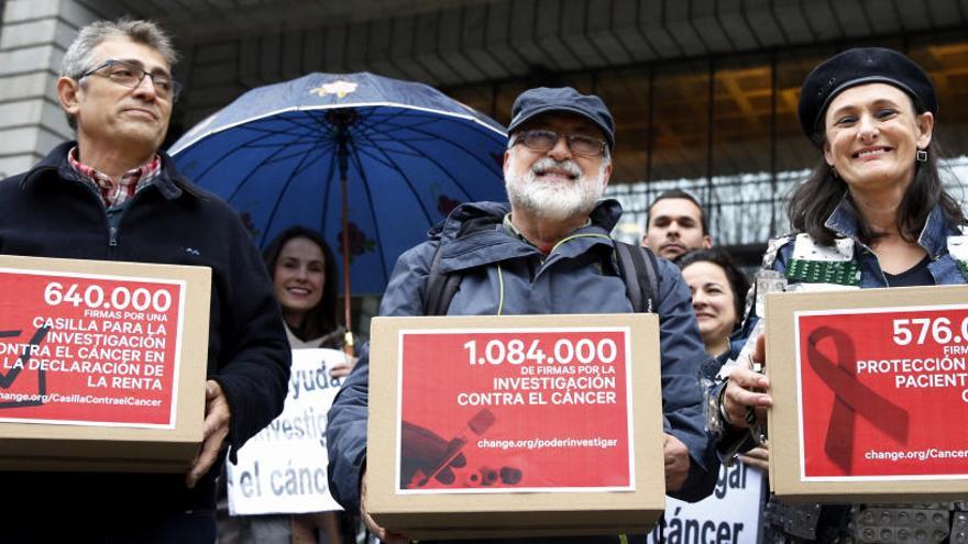 Más de 2 millones de firmas piden una casilla en la Renta para luchar contra el cáncer