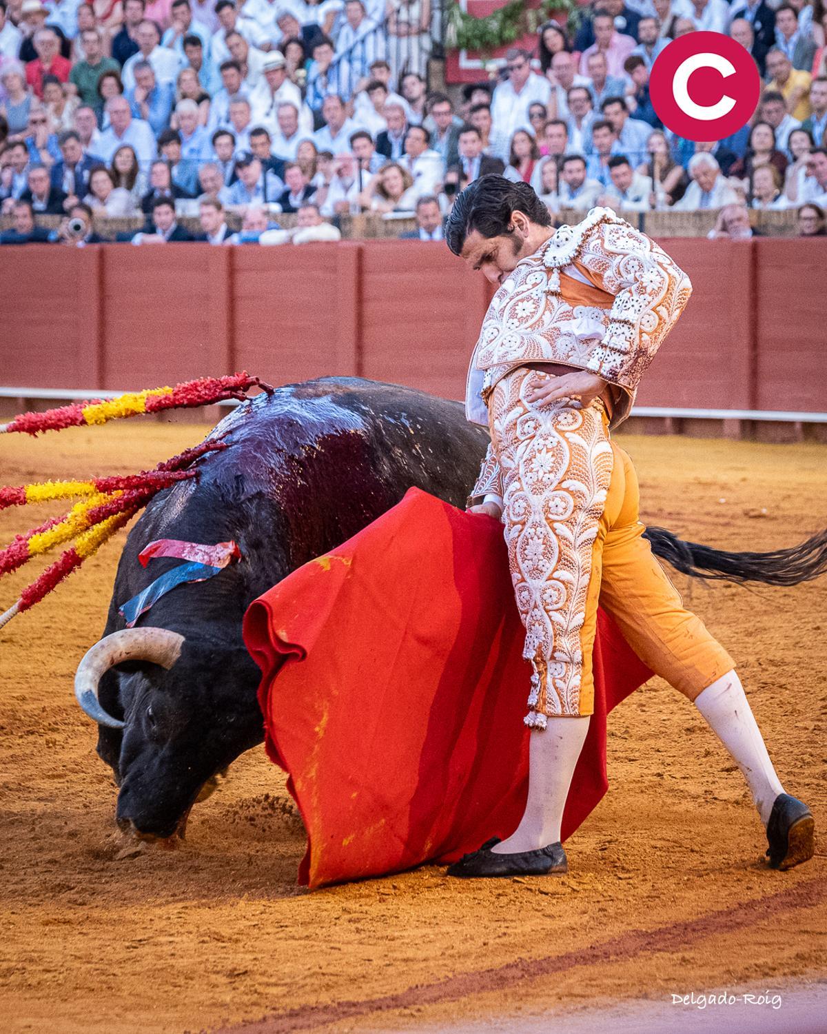 Trincherazo de Morante al toro que desorejó.