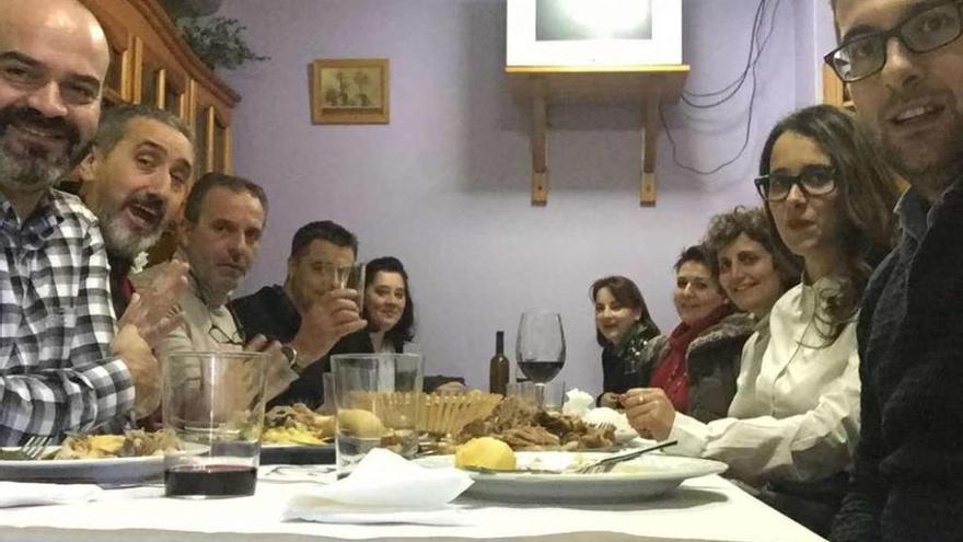 La comida de &quot;confraternidad&quot; posterior en un restaurante de la parroquia de Cela. //