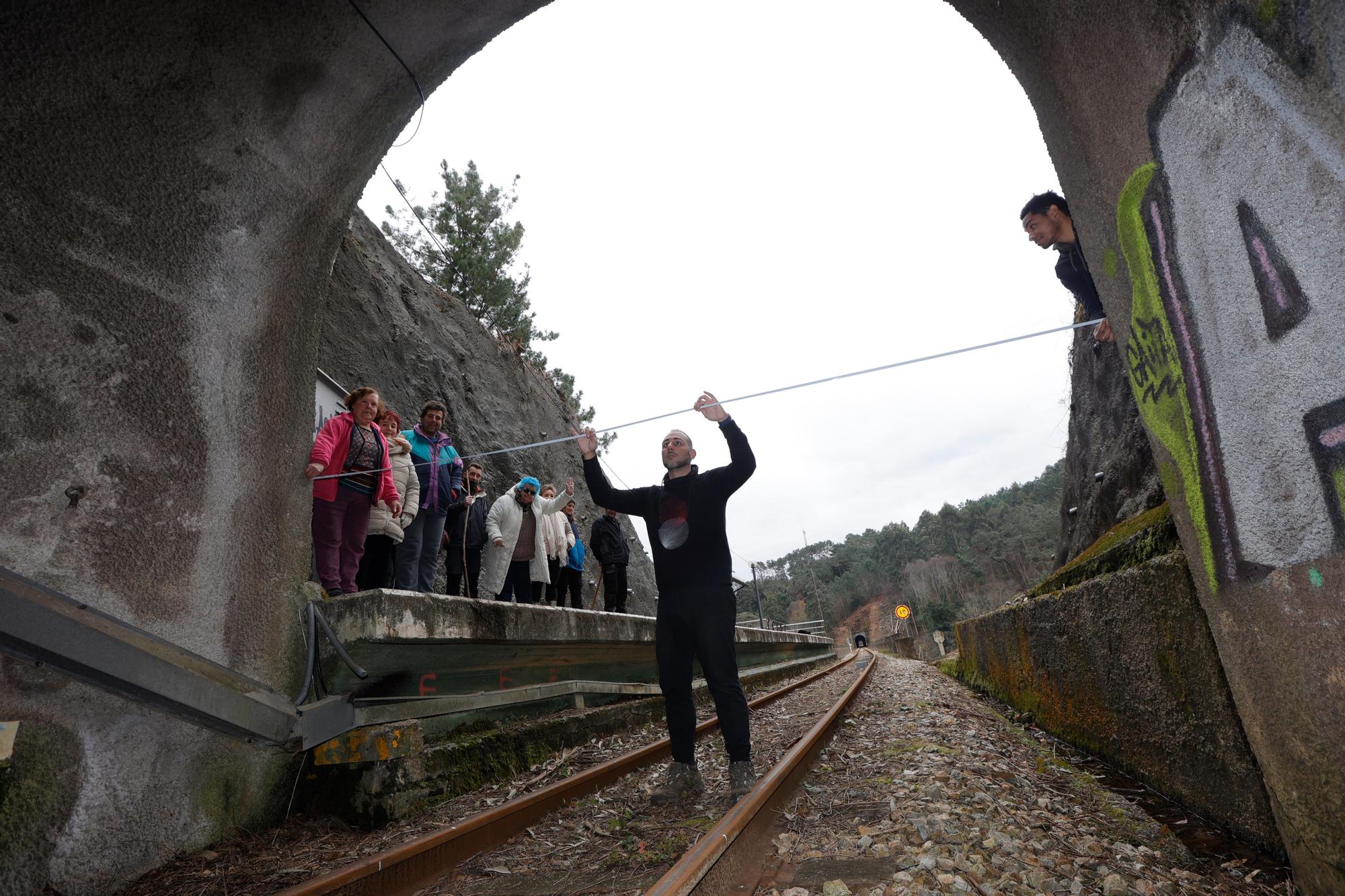 EN IMÁGENES: Un grupo de vecinos de Cudillero protagoniza una "medición irónica" para "informar" a Renfe y Adif de las dimensiones "reales" de un túnel de Feve.