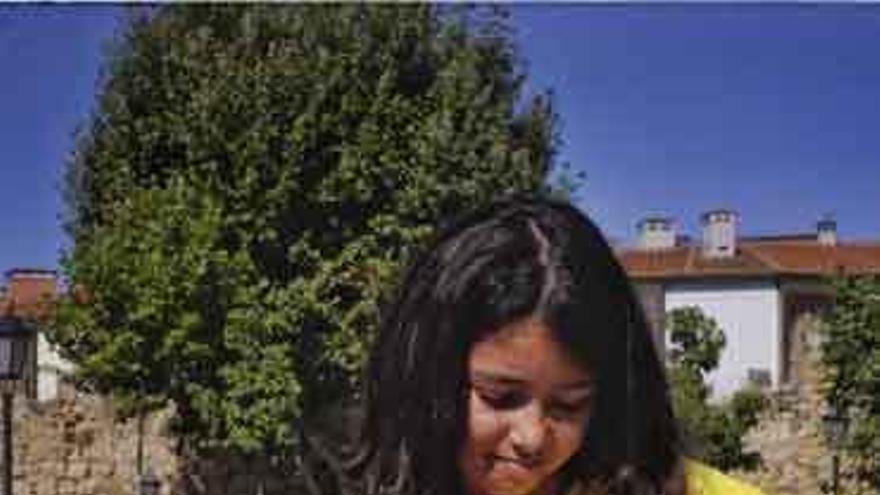 Una de las alumnas del curso, junto a su caja-cámara.