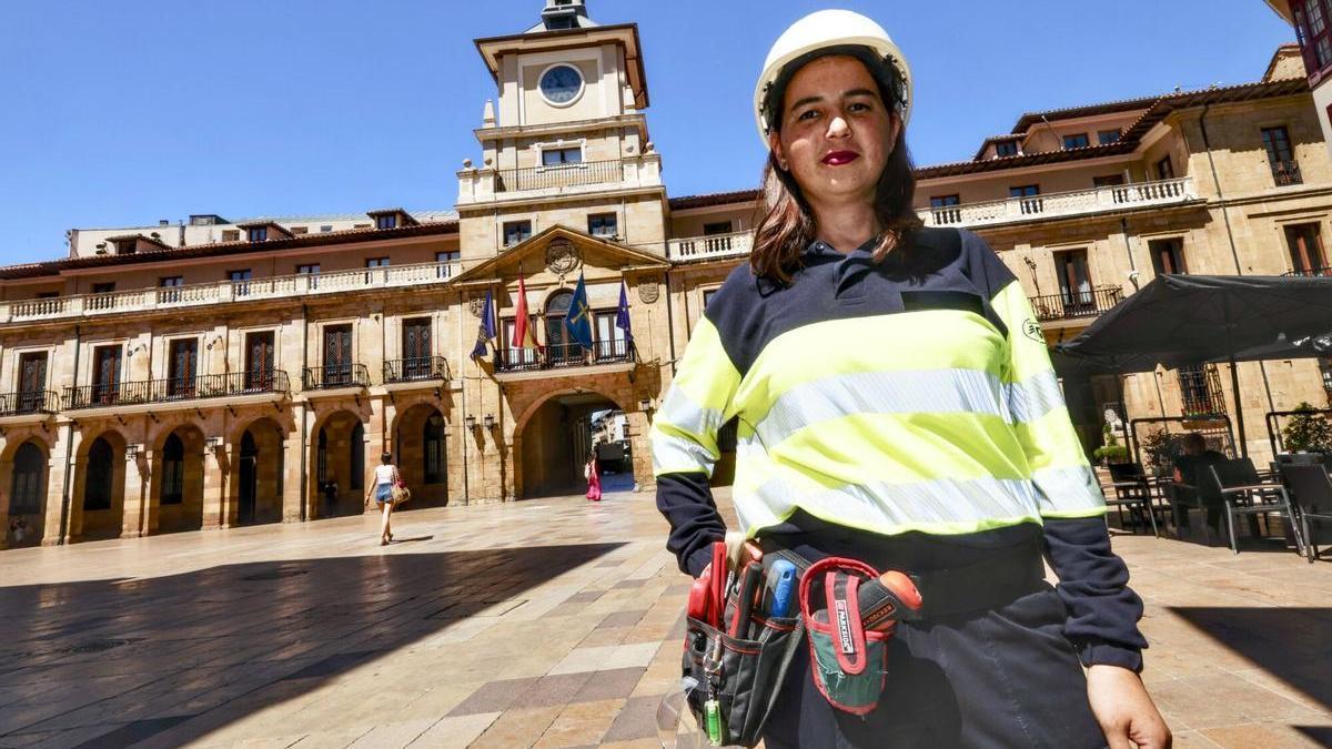 Maryoli, mujer electricista, en la plaza del Ayuntamiento de Oviedo