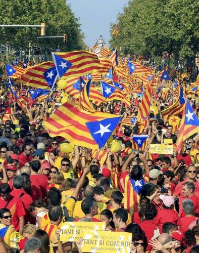 Miles de catalanes participan en la Diada más reivindicativa.