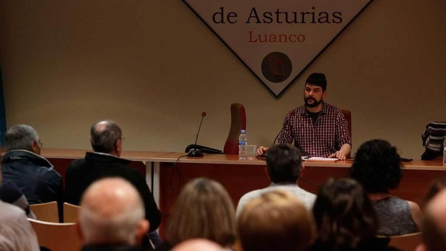 Pablo Martínez Corral, ayer, durante su charla en el Museo Marítimo.