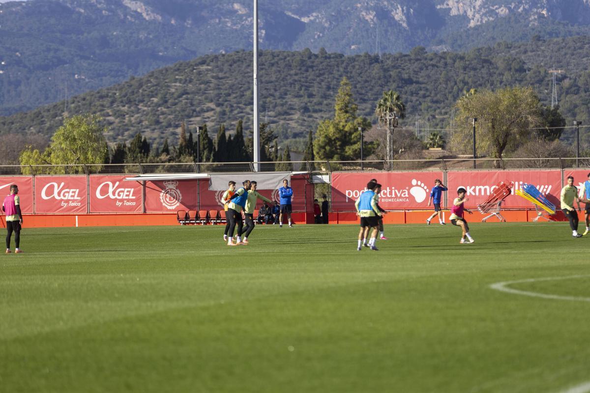 El Mallorca ha regresado este lunes a los entrenamientos tras las vacaciones de Navidad, sesión que se ha realizado en Son Bibiloni
