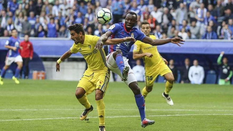 Owusu, a la derecha, lucha por un balón en el encuentro ante el Cádiz.