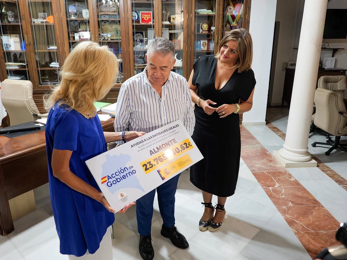 La subdelegada del Gobierno en Huelva, María José Rico, y el alcalde de Almonte, Paco Bella.