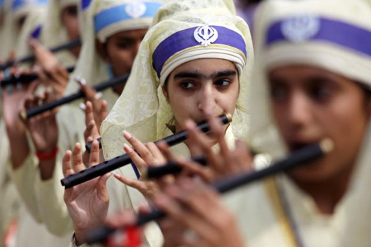 Una noia toca la flauta durant una processó a la ciutat d’Amrítsar (Índia).