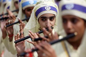 Una noia toca la flauta durant una processó a la ciutat d’Amrítsar (Índia).