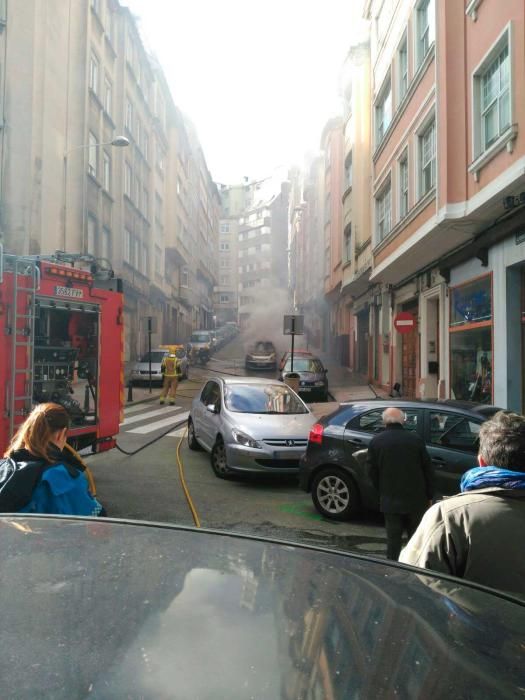 Los bomberos sofocan un vehículo incendiado en Juan Flórez