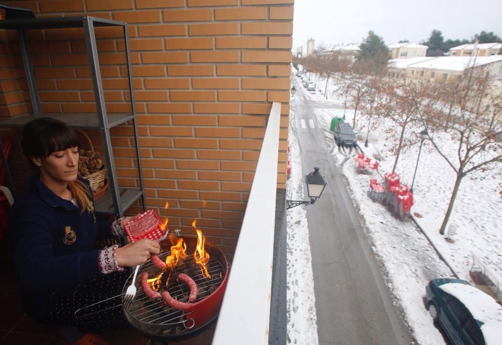 El temporal de frío y nieve que azotó la comunidad en Enero provocó la caída de numerosas torres de alta tensión en el interior de la provincia. Los cortes de luz dejaron sin suministro a poblaciones como Requena donde sus habitantes tuvieron que improvisar para poder realizar las tareas mas cotidianas.