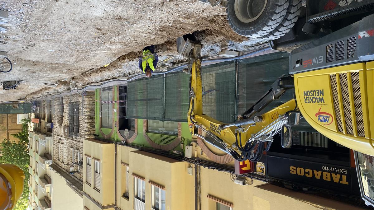 Las máquinas ya llevan trabajando varias semanas en la reforma de la calle San Miguel.