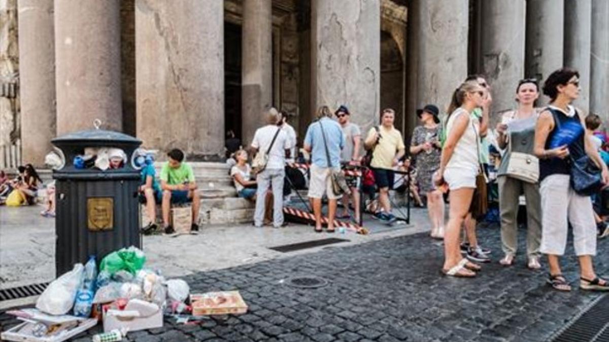 Suciedad 8Papeleras desbordadas en el centro de Roma, atestado de turistas.