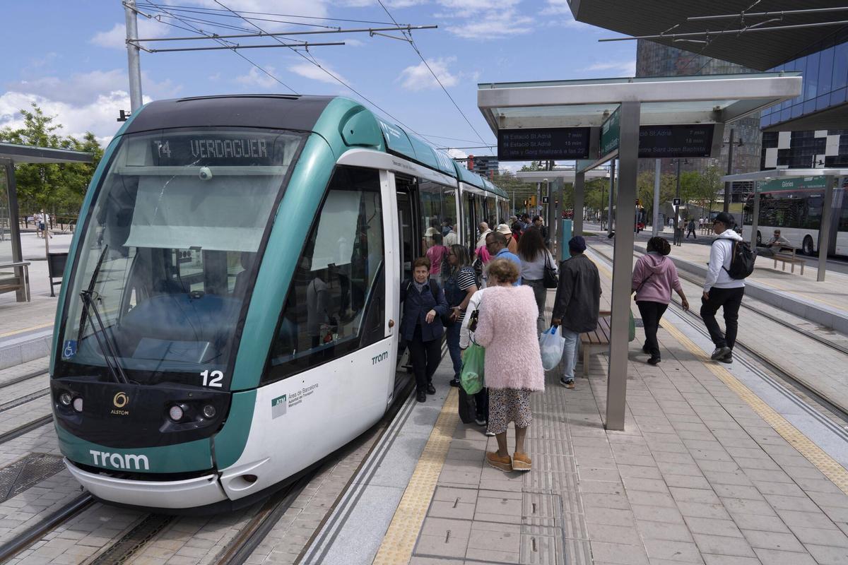 Barcelona 12/05/2025 El trambesos tranvía dejará de circular durante seis meses por las obras que se realizarán en la parte de mar de la Gran via entre Glòries y Rambla de Poblenou Fotografía de Ferran Nadeu