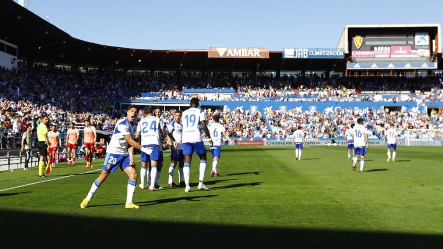 Los jugadores del Real Zaragoza celebran el primer tanto ante el Albacete