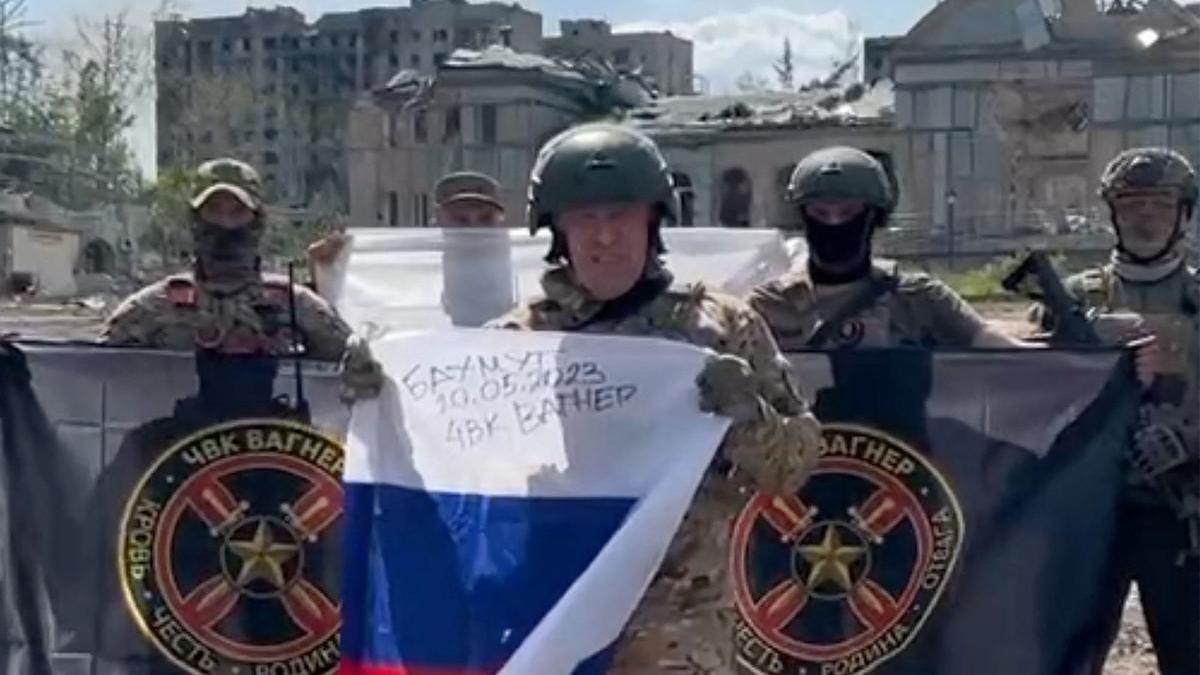 Captura de vídeo del líder de Wagner, Yevgueni Prigozhin, con una bandera rusa y banderas de Wagner en manos de sus mercenarios, en Bajmut.